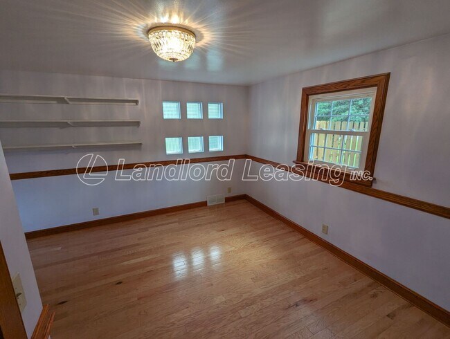 Building Photo - Spacious Split-Level Home in Columbia Stat...