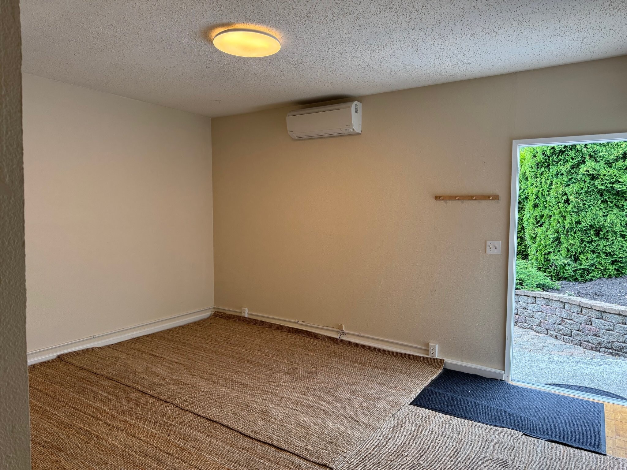 Building Photo - 1617 Vernon Rd