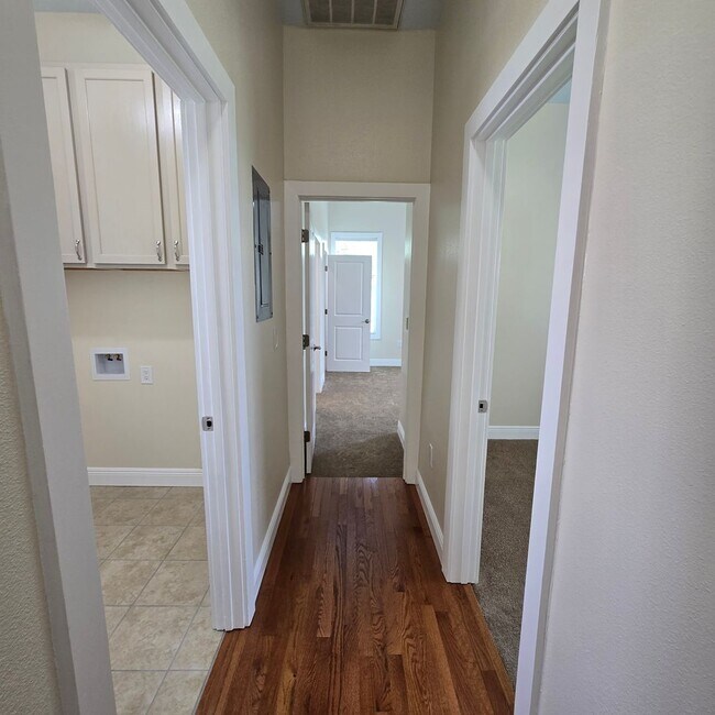 Building Photo - 1818 B Elvin - Move in Ready!!