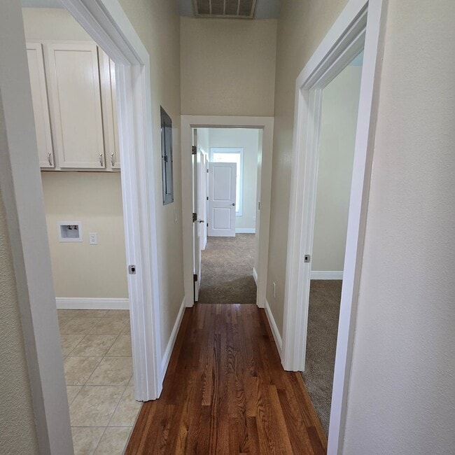 Building Photo - 1818B Elvin Dr