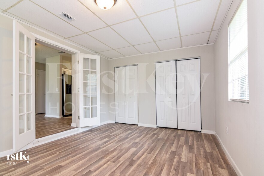 Building Photo - 500 Brenda Dr