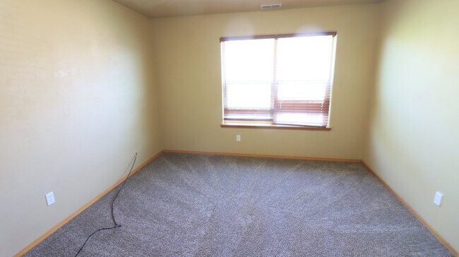Building Photo - 3/2.5 Townhome in Redmond