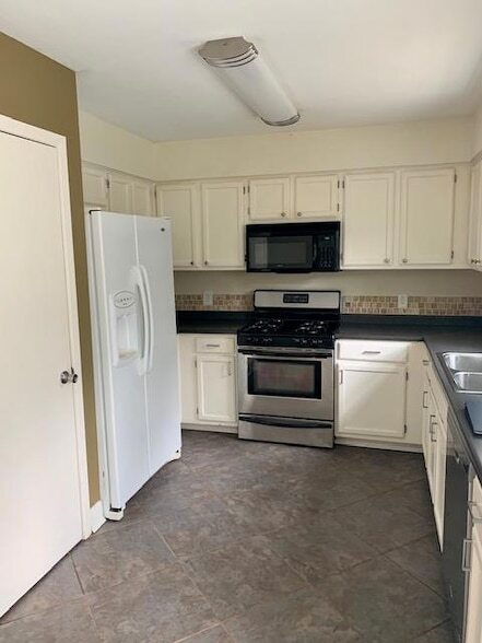 Building Photo - 8407 Spring Valley Dr
