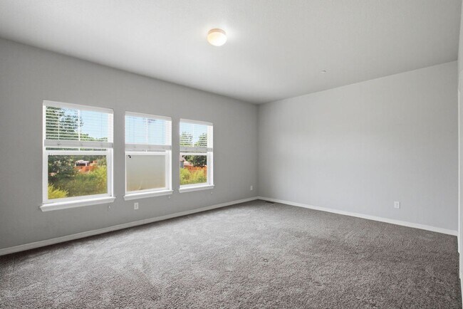 Building Photo - 3 Bedroom Townhome in Fort Collins