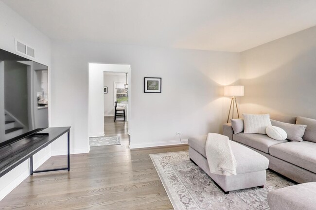 Building Photo - 408 S Maple St