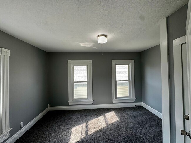 Building Photo - 410 9th St