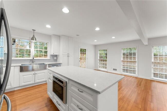 Building Photo - 4540 Club Valley Dr NE