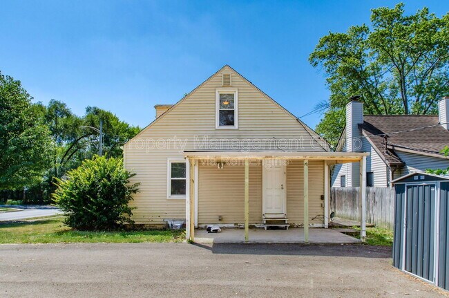 Building Photo - 3233 Hiawatha St