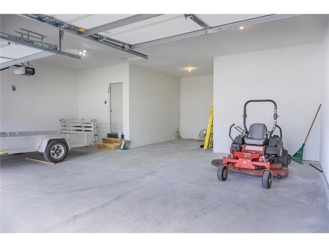 Building Photo - 717 Winterberry Ln