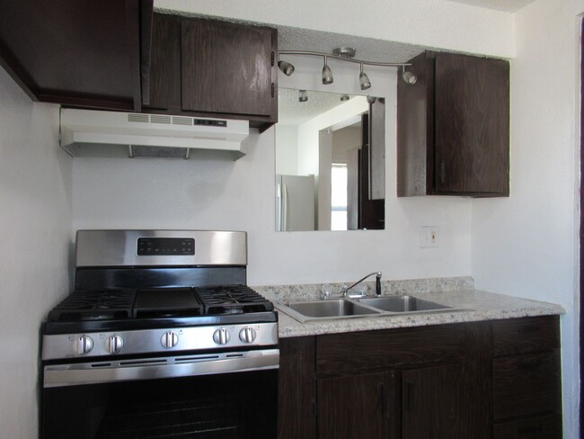 Building Photo - Spacious 2 bedroom one bath unit in 3-plex...