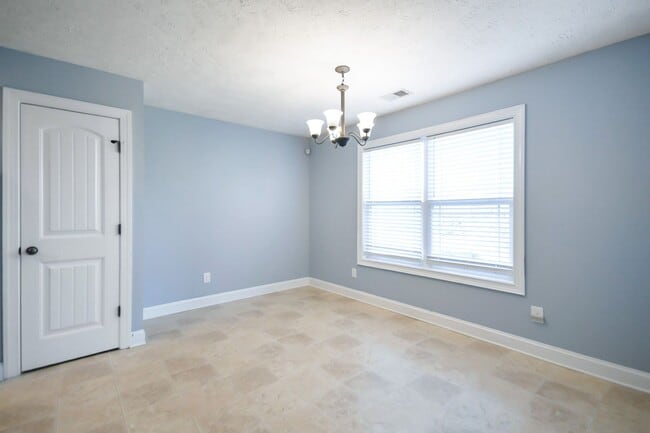 Building Photo - Pet Friendly Three Bedroom!