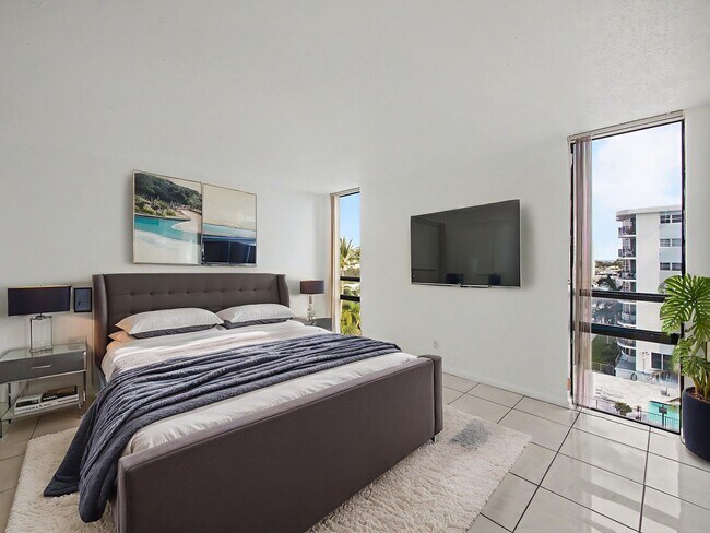 Building Photo - 4800 Bayview Dr