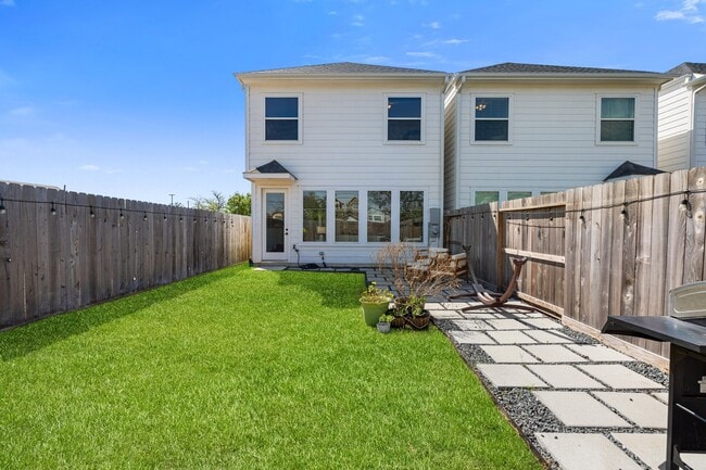 Building Photo - 817 W 19th St