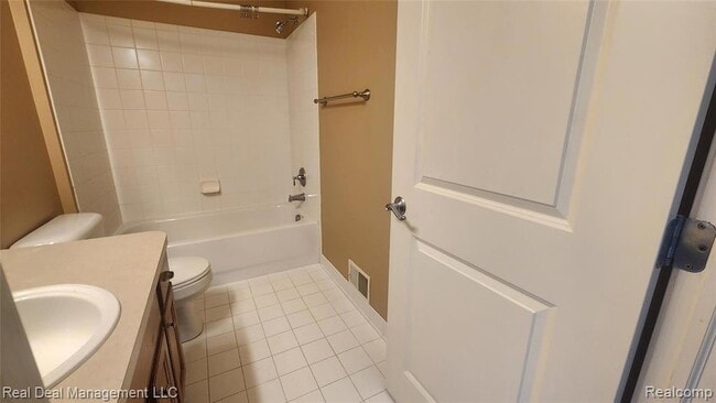 Building Photo - 6146 Lone Oak Cir