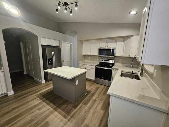 Building Photo - Beautiful, Spacious 4 Bedroom 2 Bathroom home