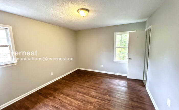 Building Photo - 1437 Highland Dr