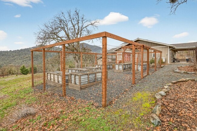 Building Photo - 860 Humbug Creek Rd