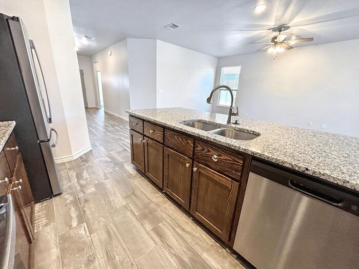 Building Photo - 722 Freedom Cir