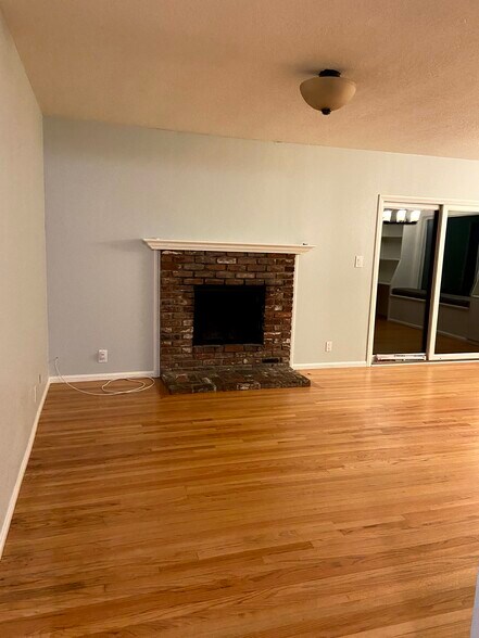 Living Room - Fireplace - 914 Oleander St