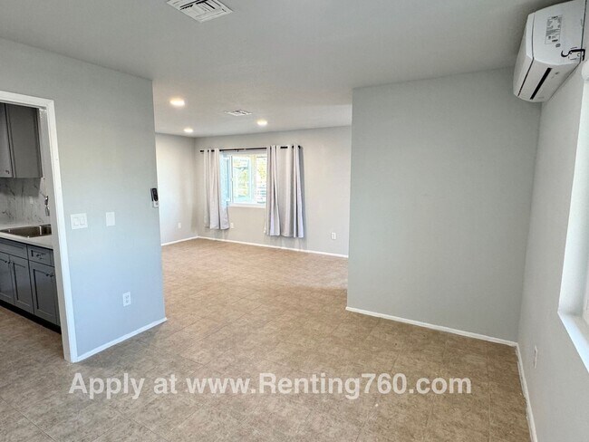 Building Photo - Newly Remodeled 2 Bed 1 Bath Near Downtown!