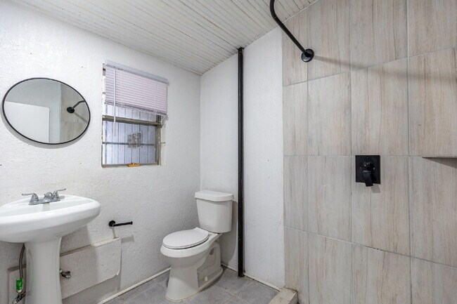 Building Photo - 426 W Woodlawn Ave