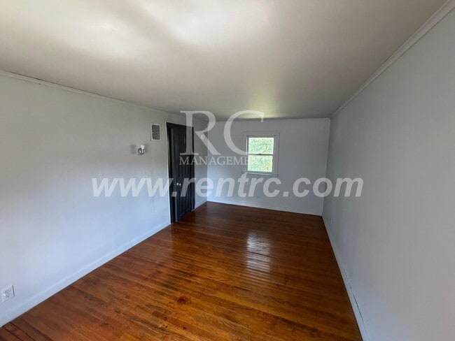 Building Photo - 715 Woodbury-