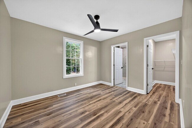 Building Photo - 2218 Holt Dr