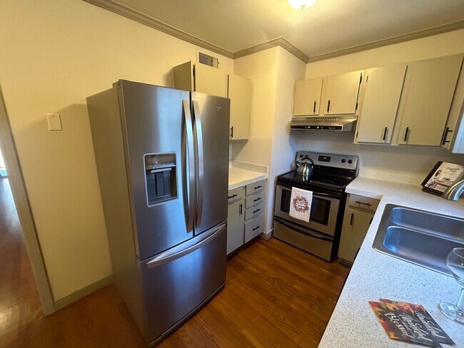 Building Photo - 5516 Lakeshore Dr