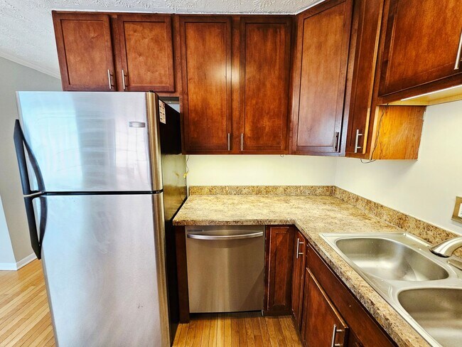 Building Photo - MOVE-IN READY! 2BR Townhome in Clintonville near OSU – W/D, Parking, Pet Friendly