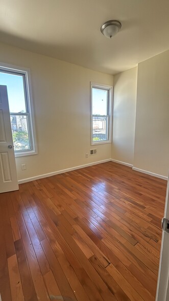 Building Photo - 142 Chadwick Ave