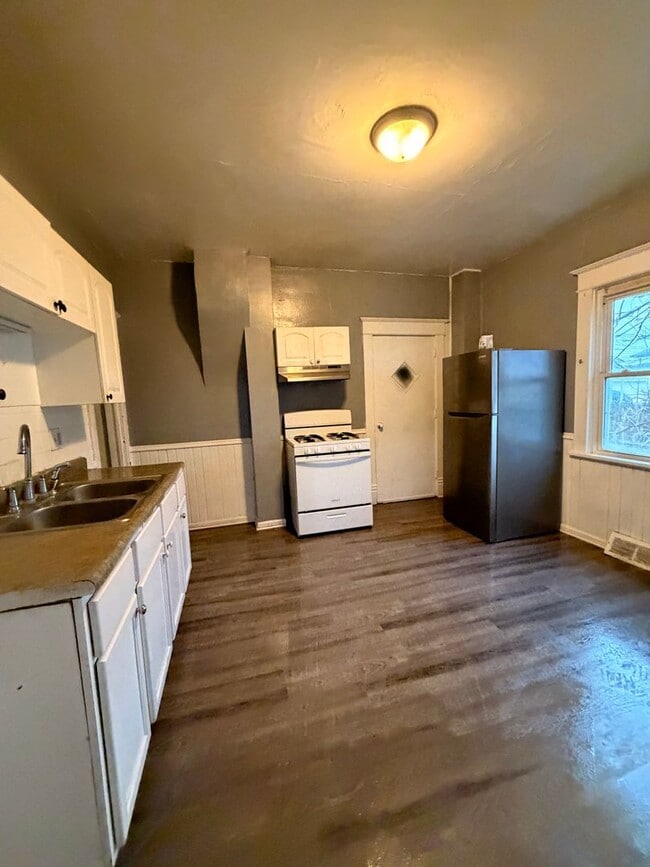 Building Photo - 6 Bedroom 1 Bathroom HOUSE