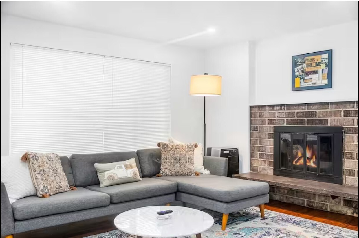 Building Photo - 1803 15th Ave S