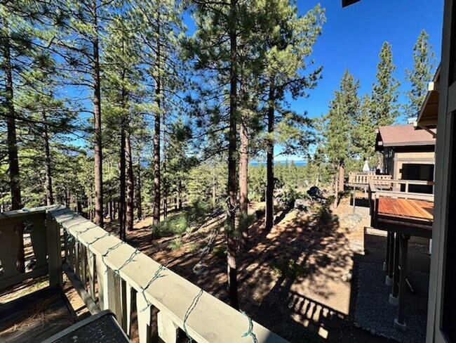 Building Photo - Spacious 4Bd home available for a seasonal lease starting 4/15/26!! Call me today.