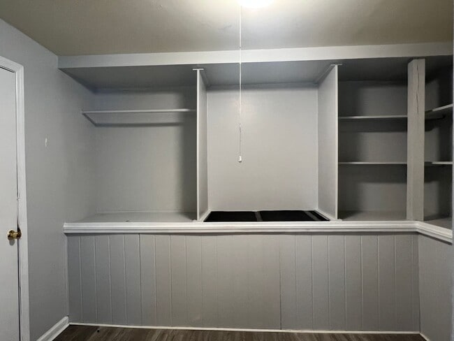 Building Photo - Walk to the Beach - 2 Bedroom, 1 Bath, Unfurnished, 2nd Floor Apartment! Available Now!