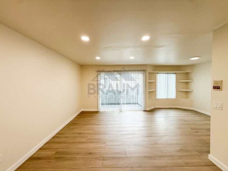 Building Photo - 15000 Burbank Blvd