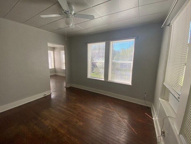 Building Photo - Ave G-5009