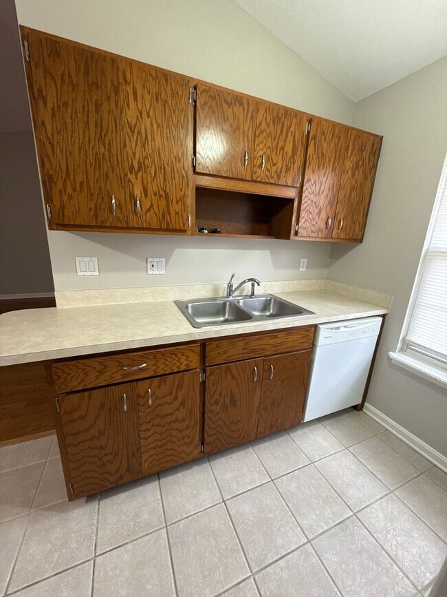 Building Photo - Nice duplex in a convenient location