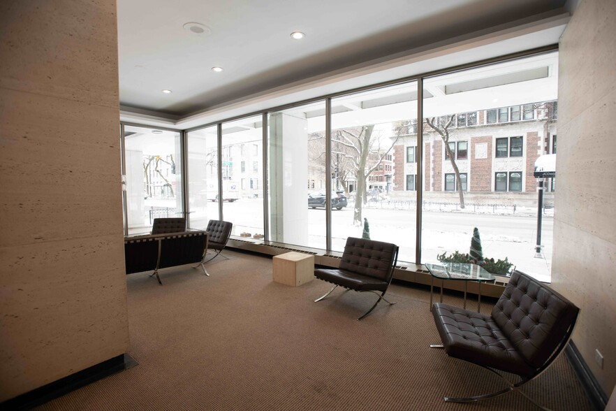 Lobby - 360 W Wellington Ave