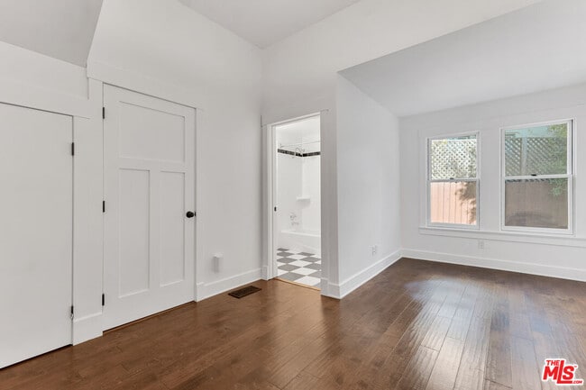 Building Photo - 6117 Glen Holly St