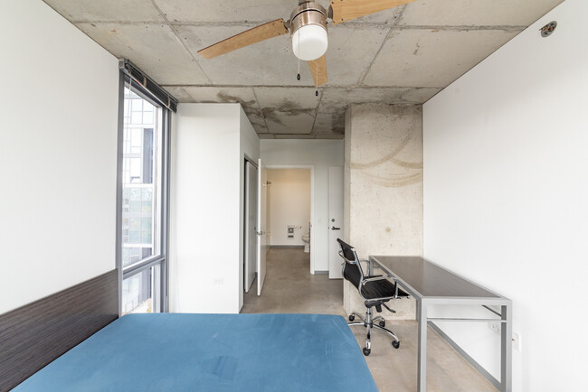 Building Photo - 1330 E 53rd St