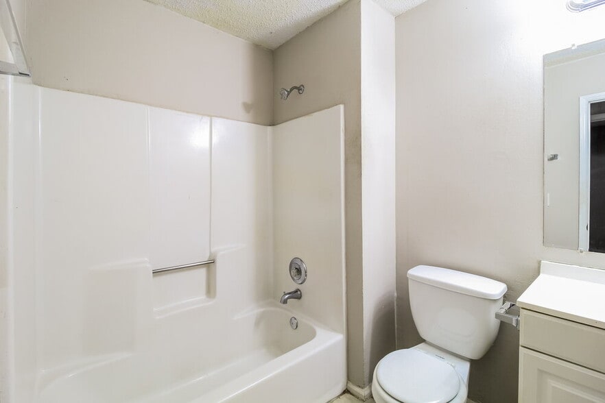 Building Photo - 481 Village Square Ct
