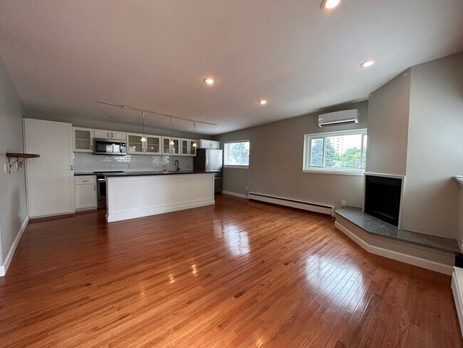 Building Photo - $0 DEPOSIT OPTION! BEAUTIFUL 1 BEDROOM CARRIAGE HOUSE IN THE HEART OF DENVER