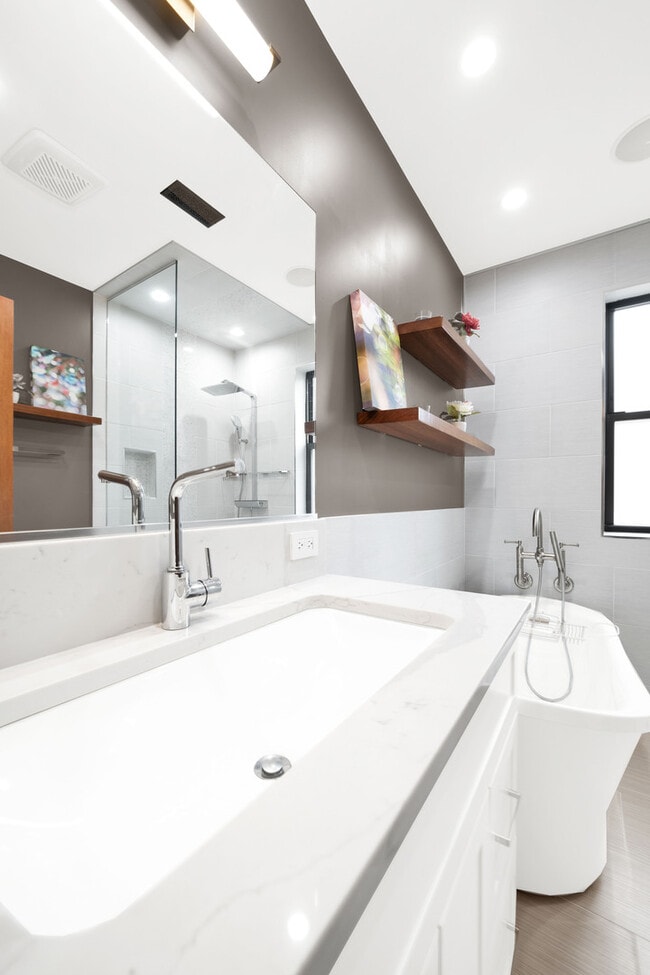 Building Photo - 1226 S 60th Ct