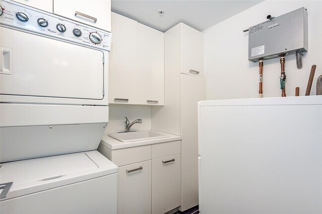 Building Photo - 1111 SW 1st Ave