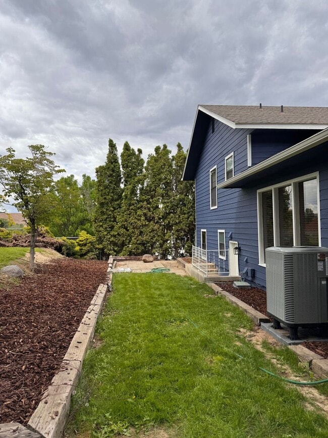 Building Photo - Selah 4 bedroom 3 Bathroom Double Garage, Fenced Yard