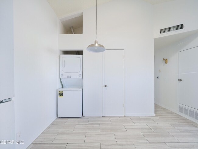 Building Photo - 1901 Lake Omega St