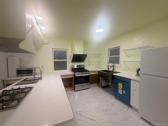 Building Photo - 79 Monhagen Ave