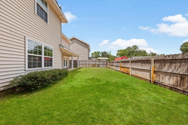 Building Photo - Fantastic 5 Bedroom in Fort Walton Beach!