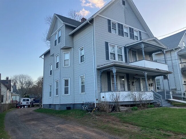 Building Photo - Freshly painted apartment ready for move-in.