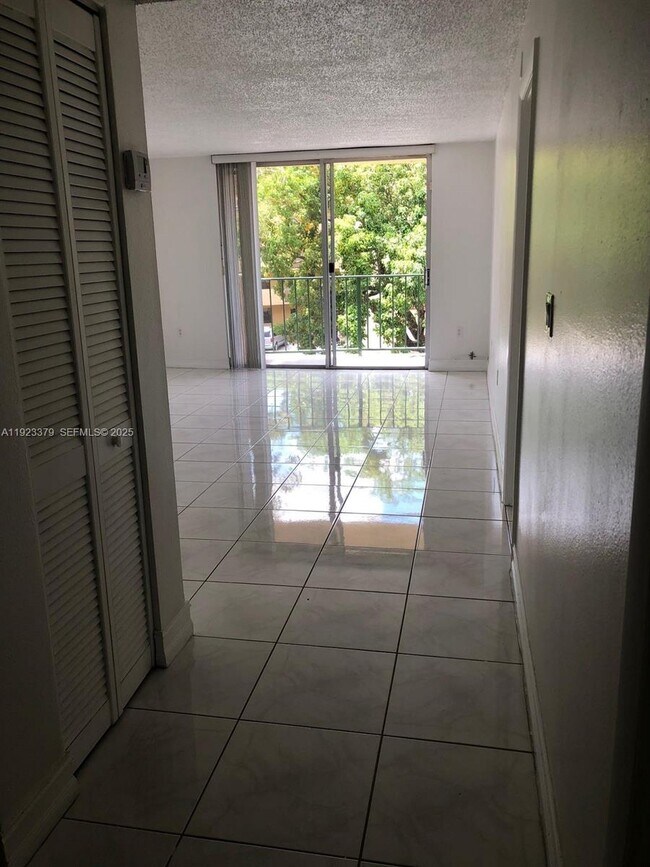 Building Photo - 9360 Fontainebleau Blvd